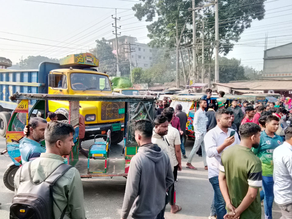 শ্রীপুরে অটোরিকশাচালকদের মহাসড়ক অবরোধ, দীর্ঘ যানজটে ভোগান্তি