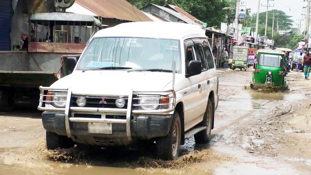 চার বছর ধরে ভাঙা সড়কে দুর্ভোগে হাজারো মানুষ