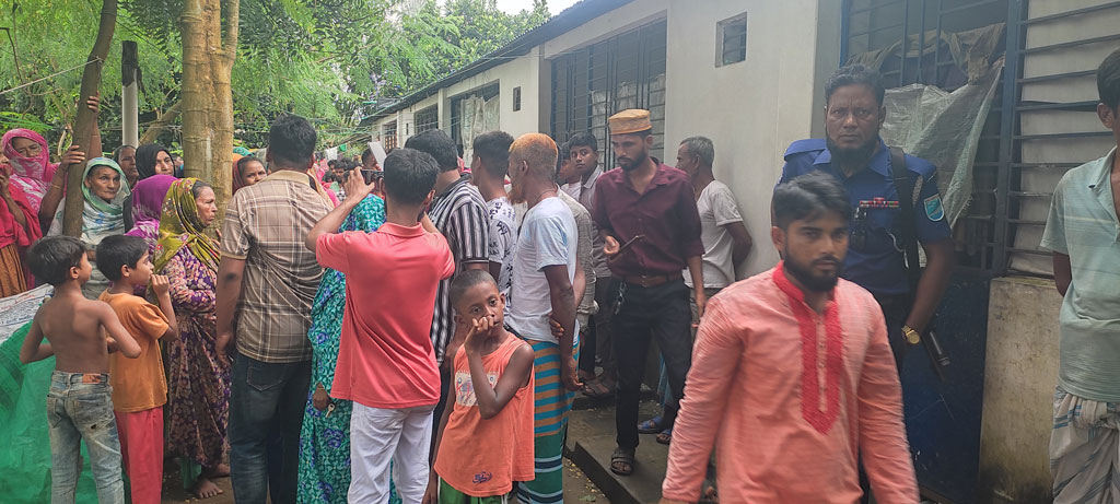 ঘরে পড়ে আছে স্ত্রীর লাশ, দুই সন্তান নিয়ে পালিয়েছে স্বামী