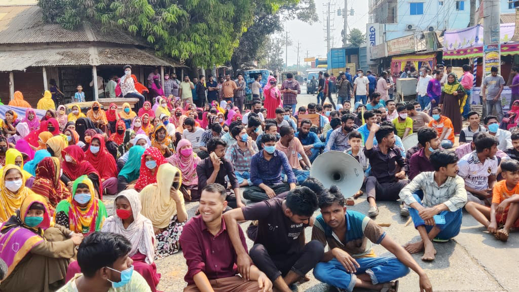 শ্রীপুরে বকেয়া বেতনের দাবিতে শ্রমিকদের আঞ্চলিক সড়ক অবরোধ