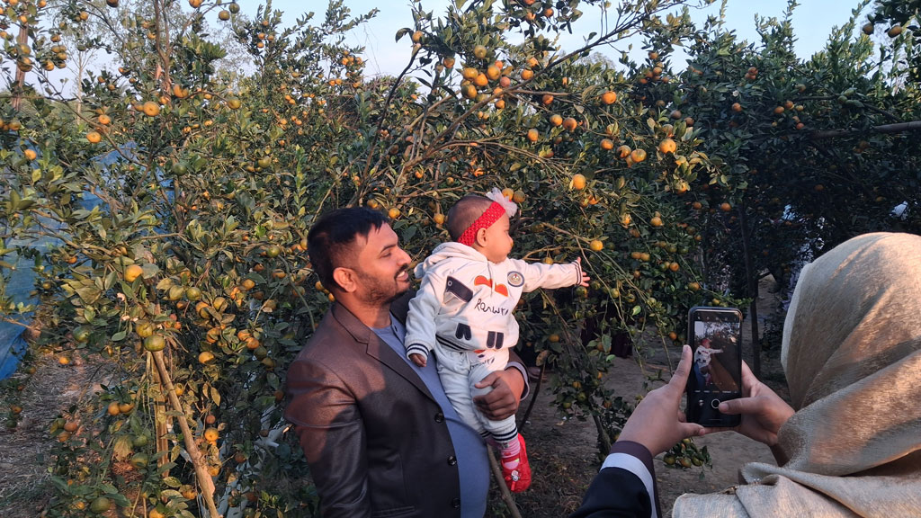 শ্রীপুরে টিকিট কেটে কমলাবাগান দেখতে দর্শনার্থীদের উপচে পড়া ভিড়