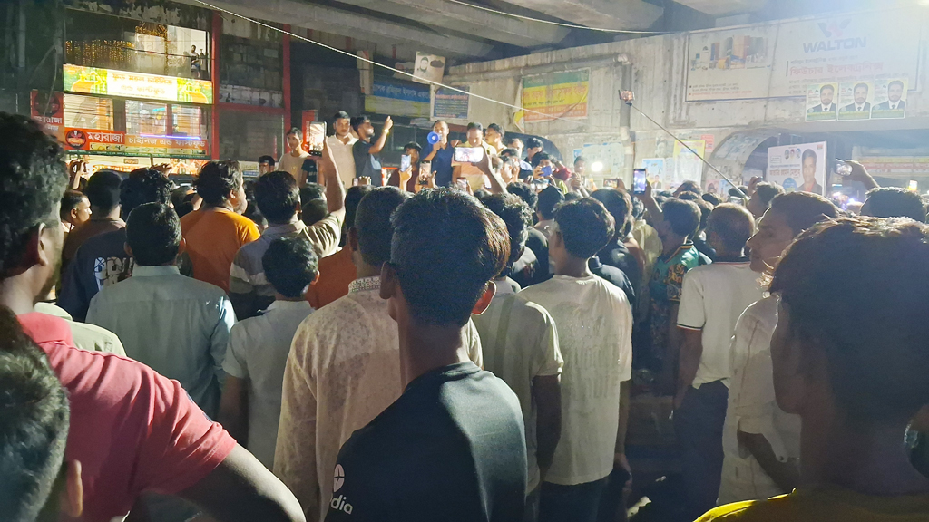শিশুশিক্ষার্থীকে ধর্ষণের অভিযোগে শিক্ষককে গণপিটুনি, প্রাণ বাঁচাতে পুলিশ বক্সে আশ্রয়