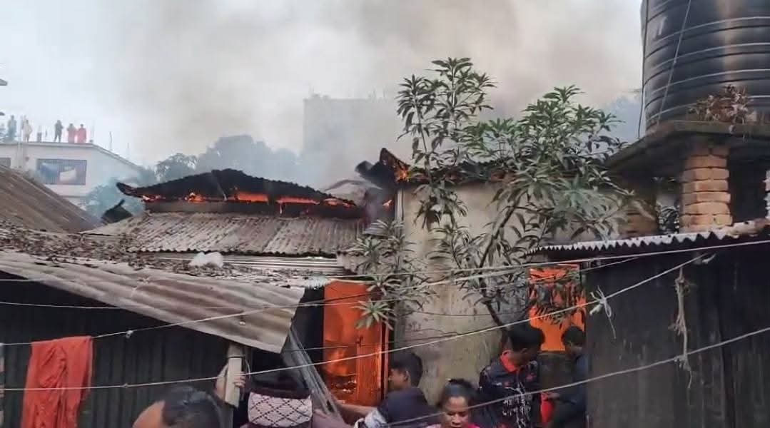শ্রীপুরে আগুনে পুড়ল ১০টি বসতঘর, সর্বস্ব হারালেন ভাড়াটিয়ারা