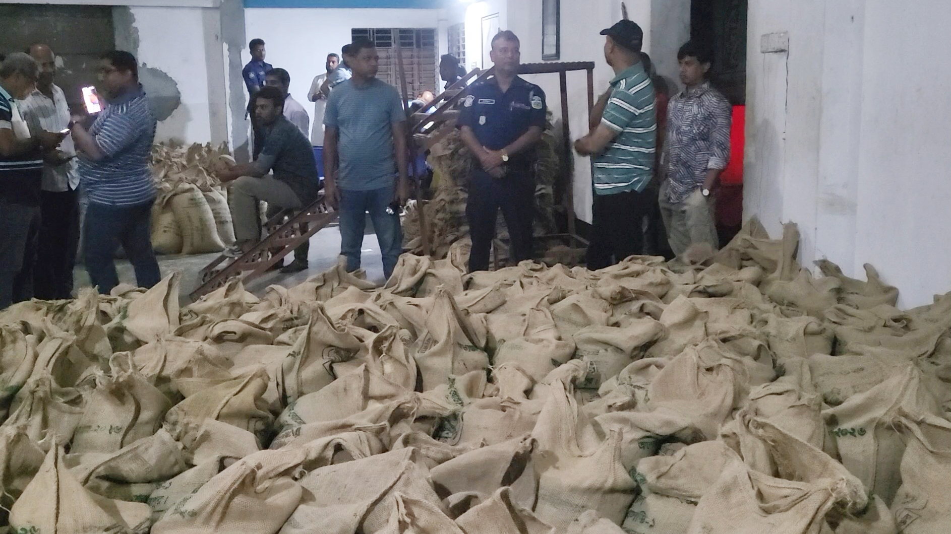 শেরপুরে ব্যবসায়ীর গুদাম থেকে ৩৩ টন সরকারি চাল জব্দ, আটক ১