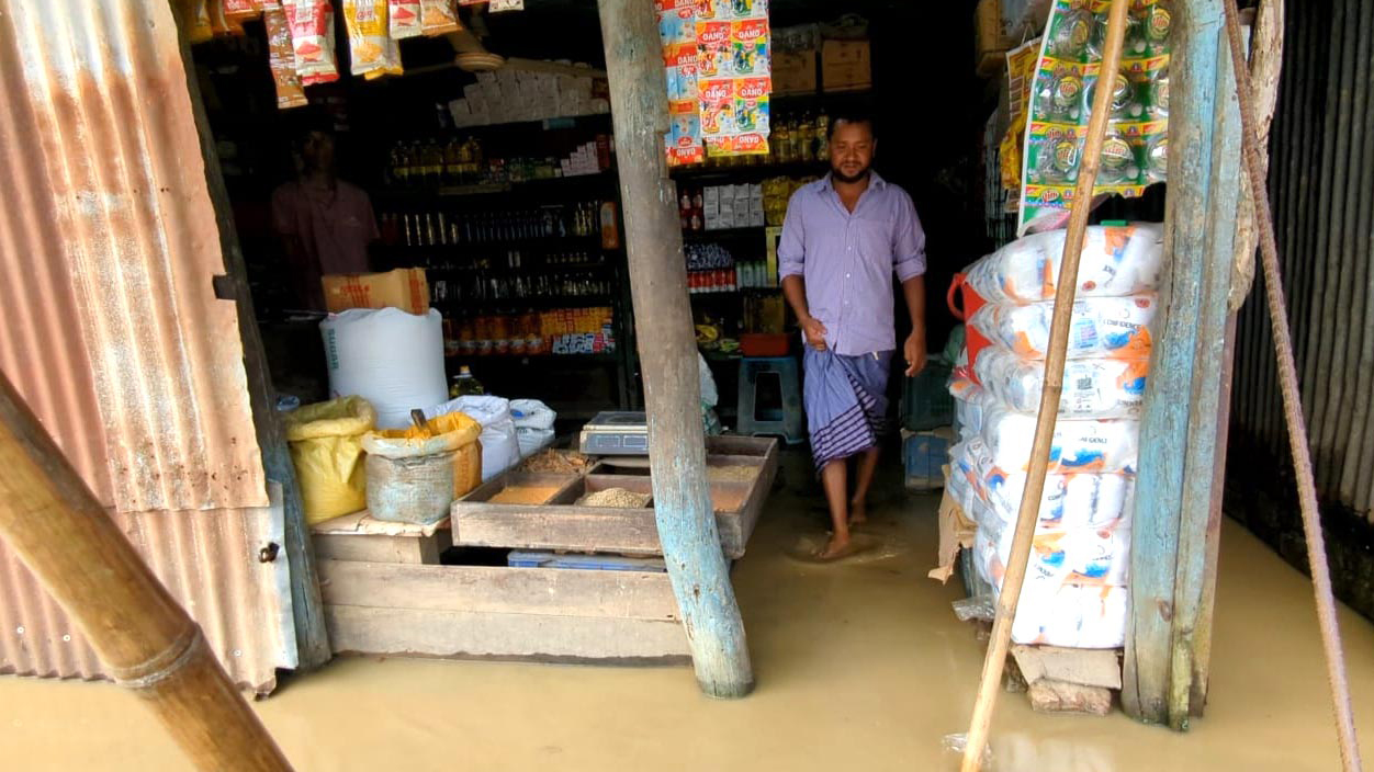 আকস্মিক পাহাড়ি ঢলে ঝিনাইগাতী সদর বাজার প্লাবিত, বাড়ছে নদ-নদীর পানি