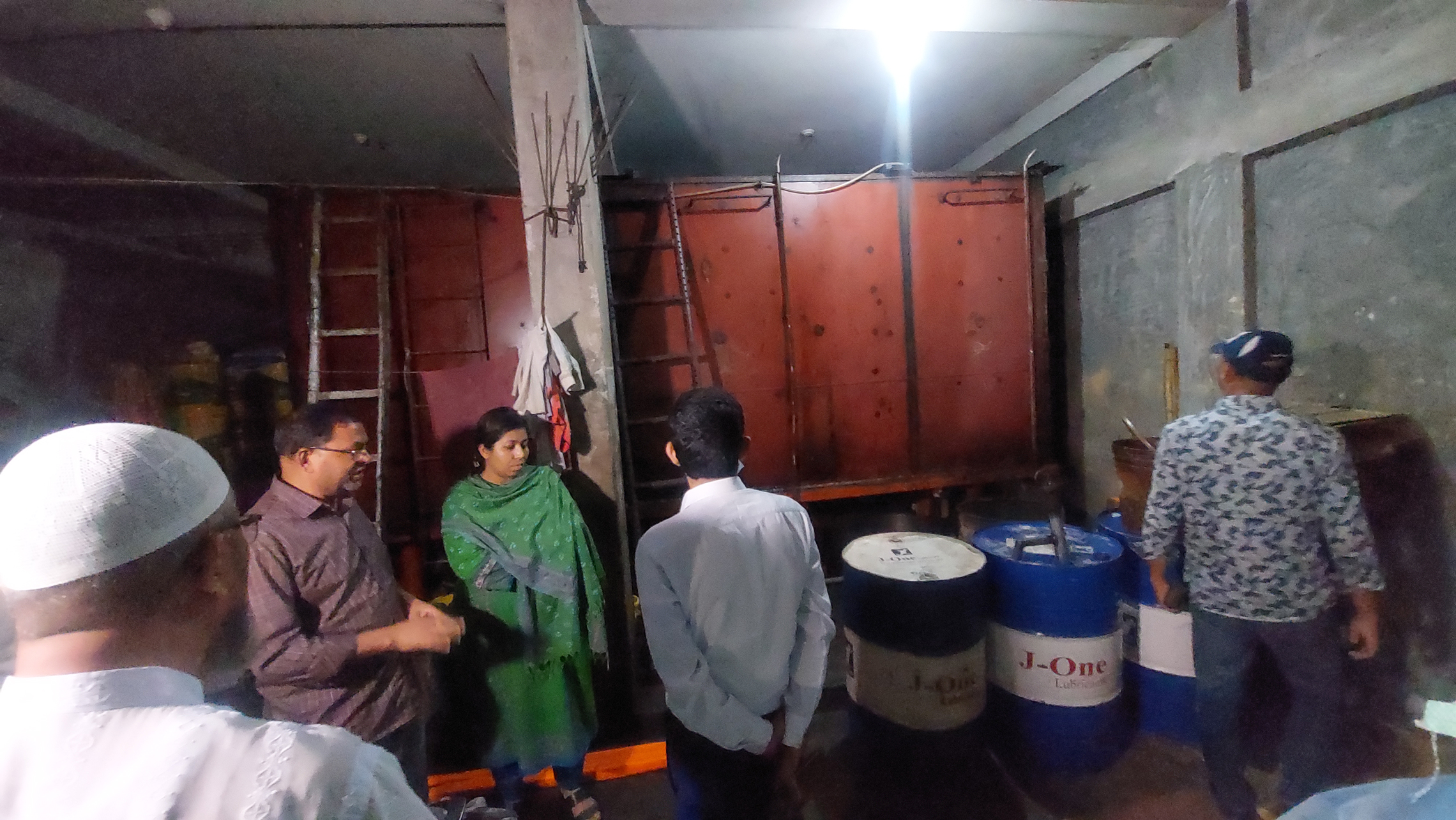 শেরপুরে আবাসিক ভবনে ১৮ হাজার লিটার ডিজেল মজুত, খুচরা ব্যবসায়ীকে জরিমানা