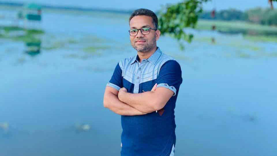 শ্রীপুরে ট্রাকচাপায় বাবা নিহত, গুরুতর আহত ছেলে