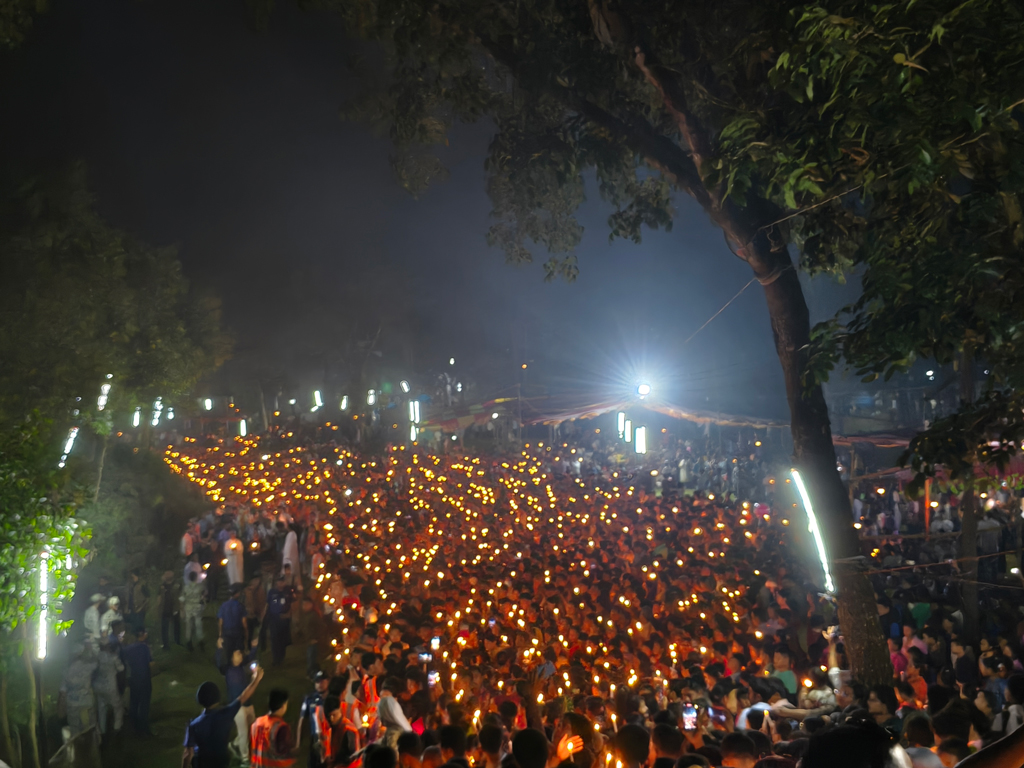 মনের আশা পূরণে ফাতেমা রানী তীর্থোৎসবে মোমবাতি হাতে হাজারো ভক্ত