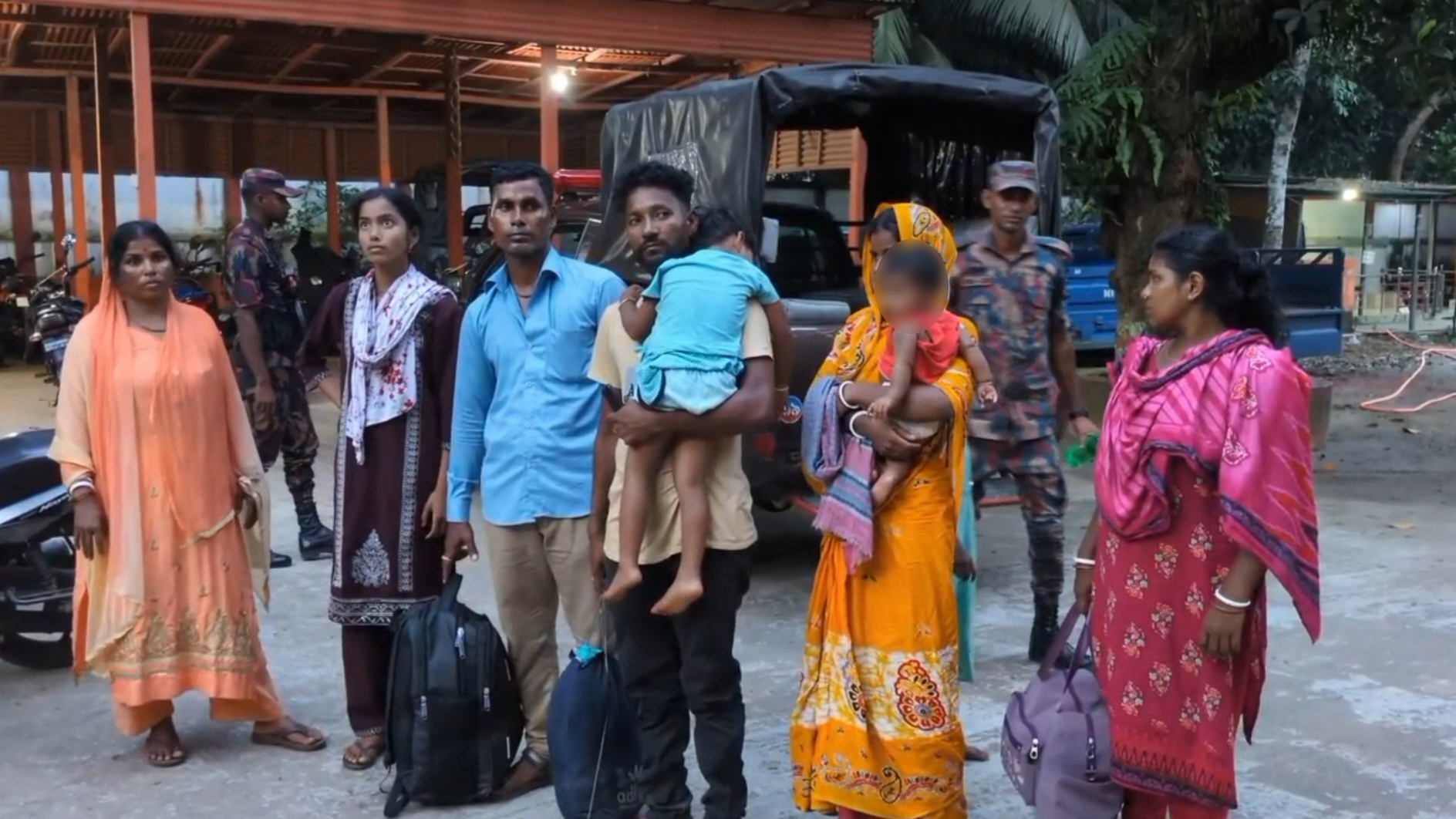 অবৈধভাবে ভারতে প্রবেশকালে শেরপুর সীমান্তে বিজিবির হাতে নারী-শিশুসহ আটক ৯
