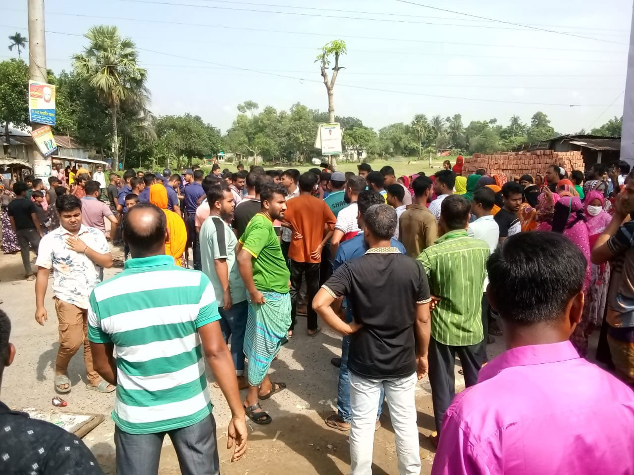 শ্রীপুরে বকেয়া বেতনের দাবিতে শ্রমিকদের আঞ্চলিক সড়ক অবরোধ