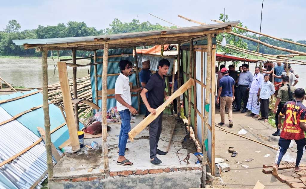 শীতলক্ষ্যায় জেগে ওঠা চর থেকে অবৈধ দখল উচ্ছেদ, দোকানপাট ভেঙে দিল প্রশাসন