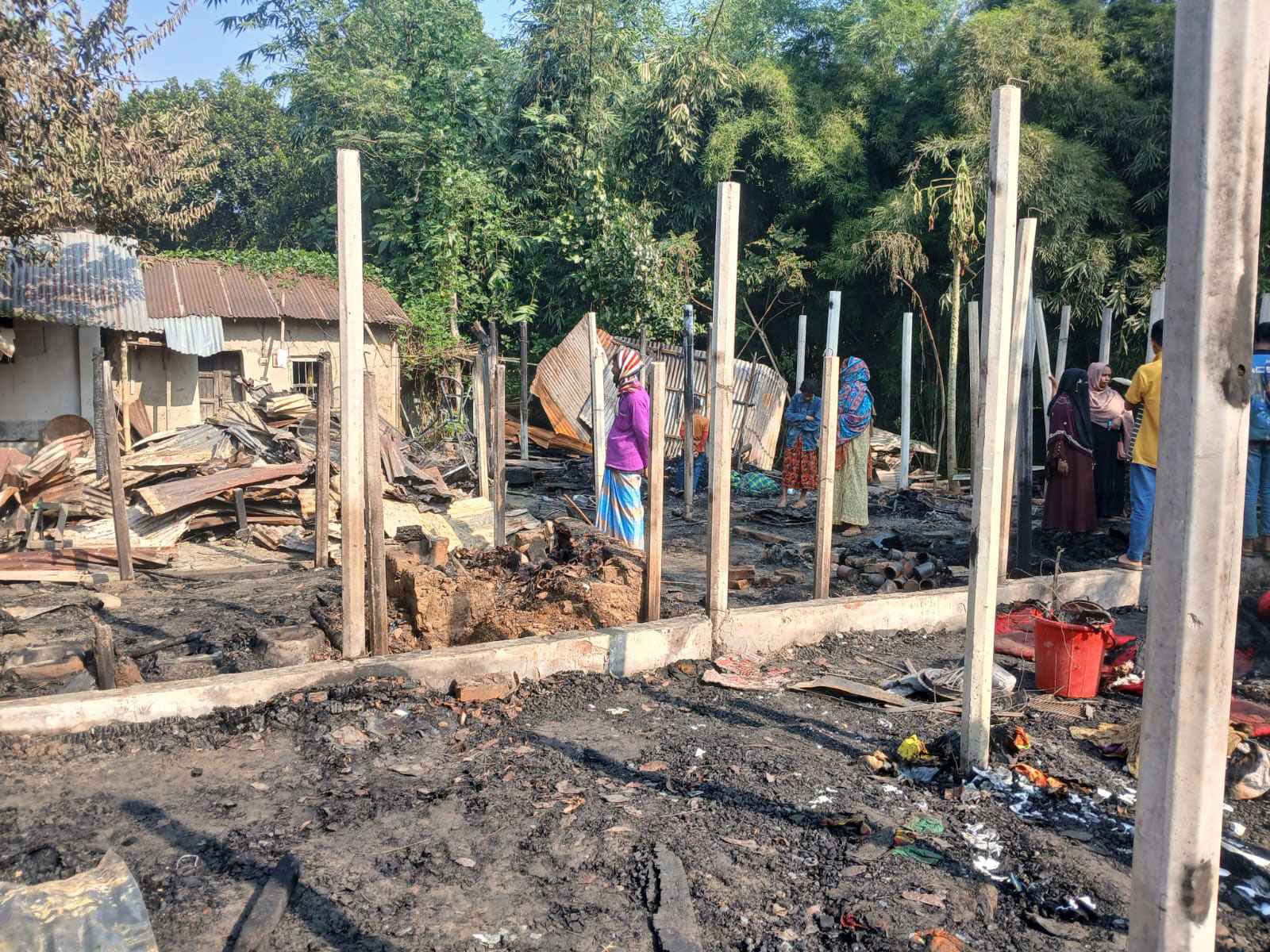 শ্রীপুরে মধ্যরাতে বসতবাড়িতে অগ্নিকাণ্ডে ৯টি কক্ষ পুড়ে ছাই