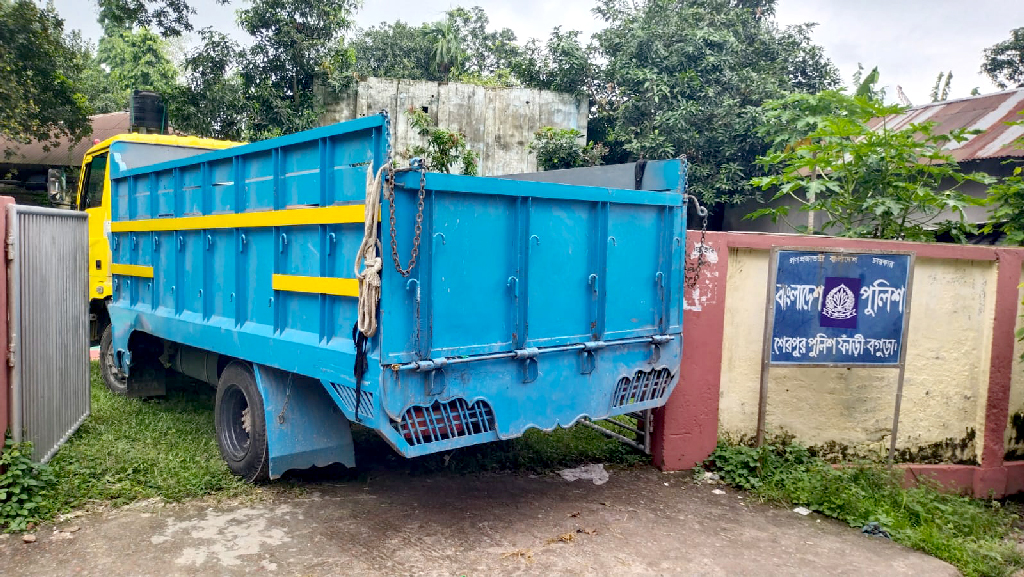 শেরপুরে ডাকাতি করা গরুবাহী ট্রাক উদ্ধার, গ্রেপ্তার ৩