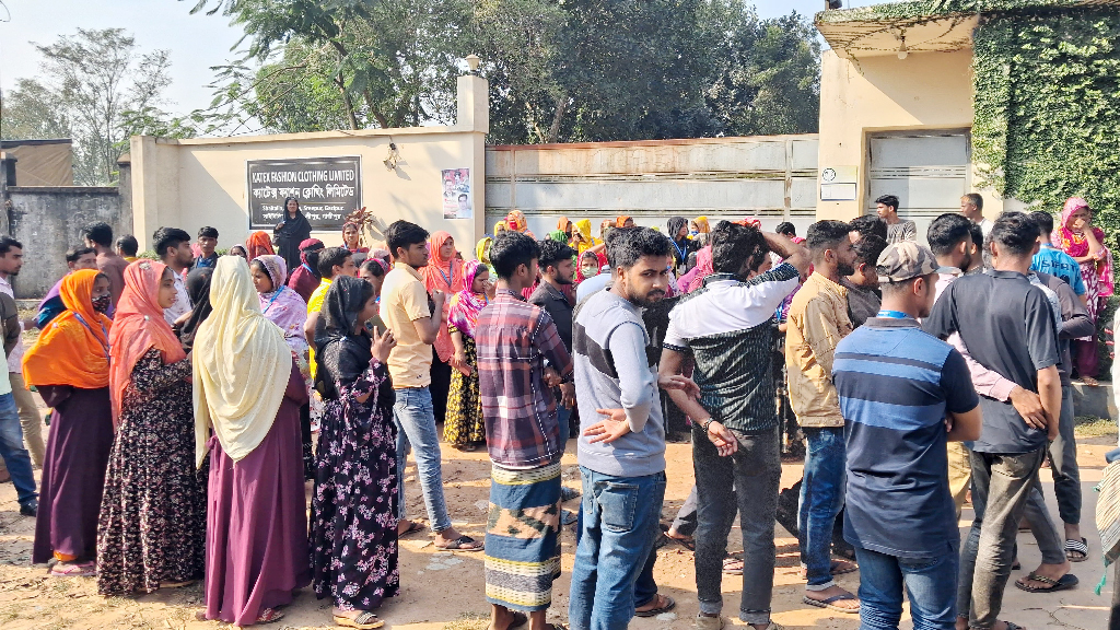 শ্রীপুরে বকেয়া বেতনের দাবিতে শ্রমিকদের বিক্ষোভ, ফটকে তালা ঝুলিয়ে পালিয়েছে কারখানা কর্তৃপক্ষ