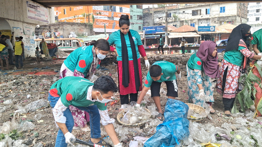 মাওনা উড়ালসেতুর নিচের ময়লার ভাগাড় পরিষ্কারে বিডি ক্লিন