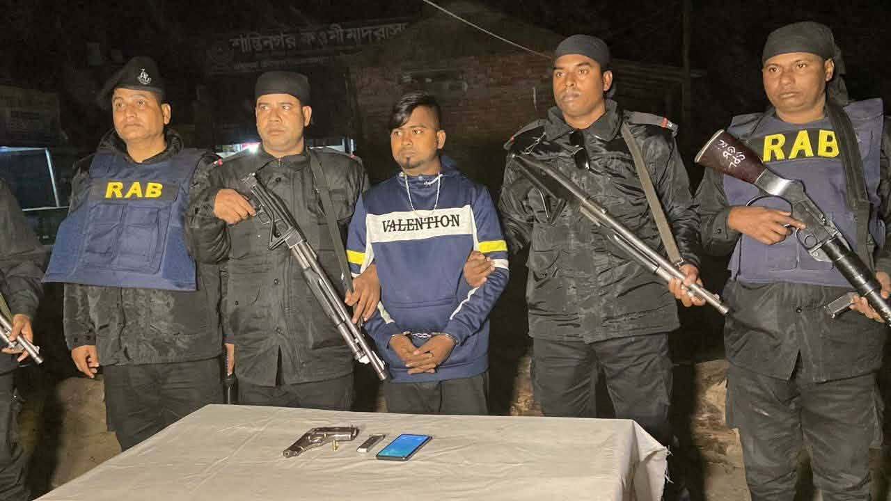 শ্রীপুরে ভাঙারি ব্যবসার আড়ালে অস্ত্র ব্যবসা, যৌথ অভিযানে অস্ত্র-গুলিসহ যুবক গ্রেপ্তার