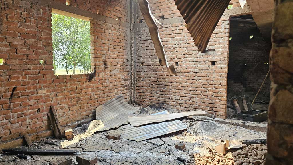 শ্রীপুরে হত্যা মামলার পলাতক আসামিদের তালাবদ্ধ ঘরে আগুন