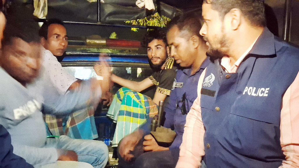 শ্রীপুরে আসামি গ্রেপ্তার অভিযানে হামলা, দুই থানার ১১ পুলিশ আহত