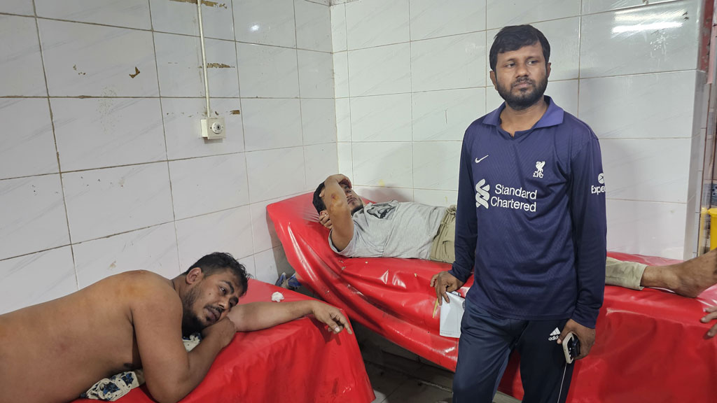 ‘তোকে কই গুলি করব—মাথায়, না বুকে’