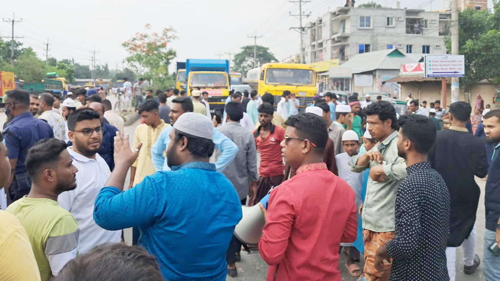 শ্রীপুরে গতিরোধকের দাবিতে মহাসড়ক অবরোধ, দীর্ঘ যানজট