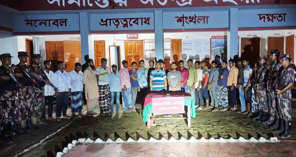 অবৈধভাবে ভারতে প্রবেশকালে পাচারকারী চক্রের সদস্যসহ আটক ২৪