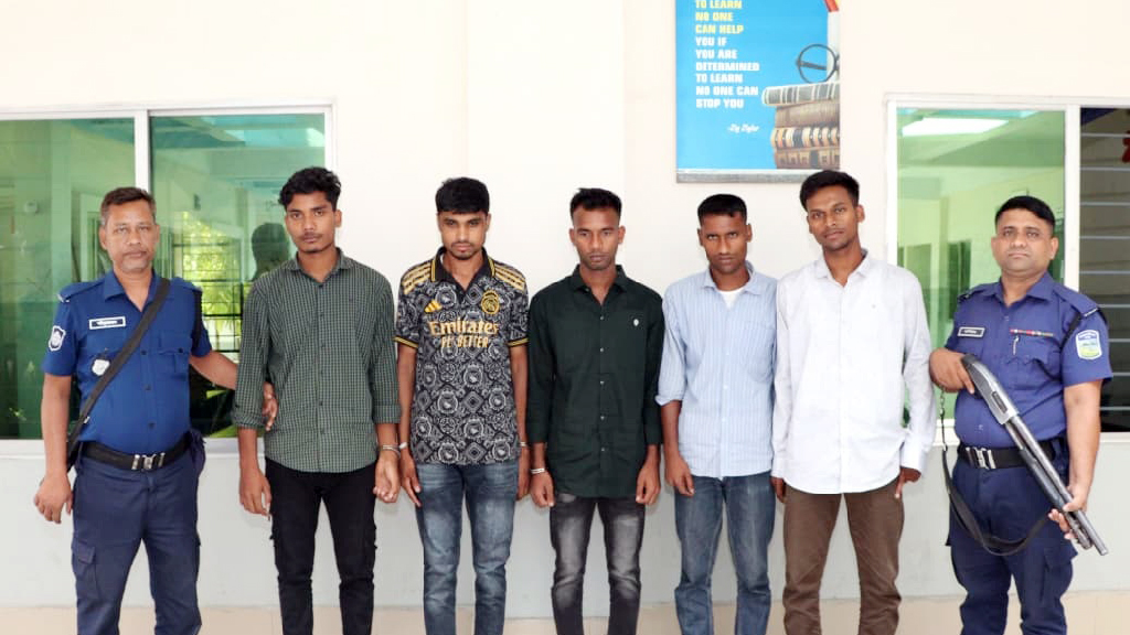 কনস্টেবল নিয়োগ পরীক্ষায় ডিজিটাল ডিভাইস ব্যবহার, আটক ৫