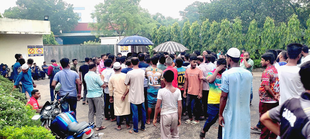 শ্রীপুরে বিবিএস কেব্‌ল কারখানায় শ্রমিক ছাঁটাইয়ের প্রতিবাদে সড়ক অবরোধ