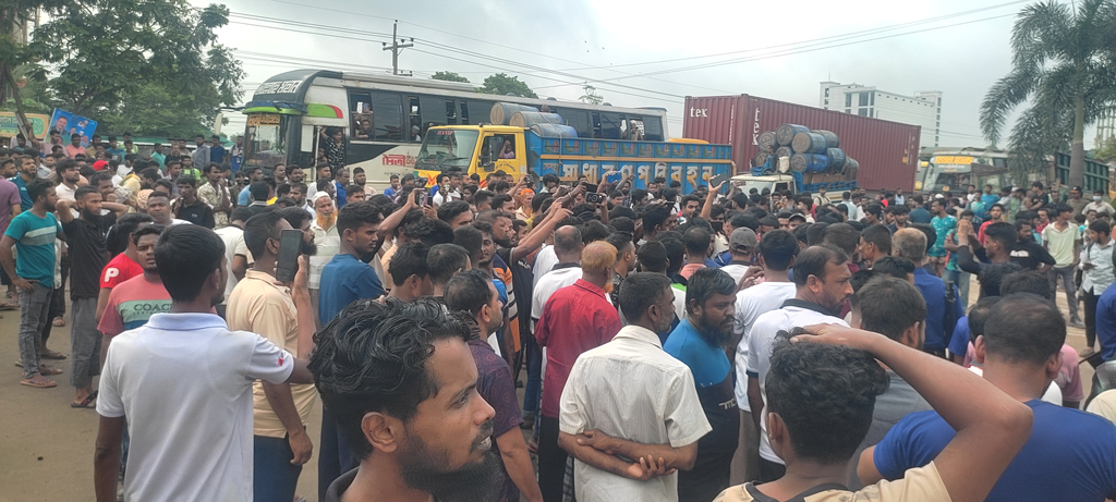 গাজীপুরে ১০ দফা দাবিতে শ্রমিকদের মহাসড়ক অবরোধ, পুলিশের সাউন্ড গ্রেনেড নিক্ষেপ