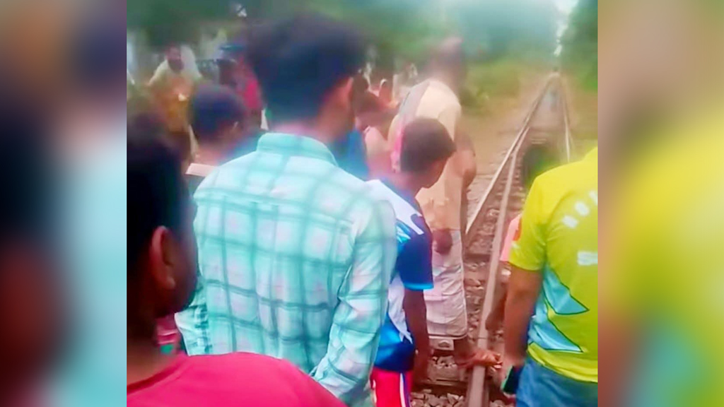 শ্রীপুরে ট্রেনে কাটা পড়ে নারীসহ দুজনের মৃত্যু