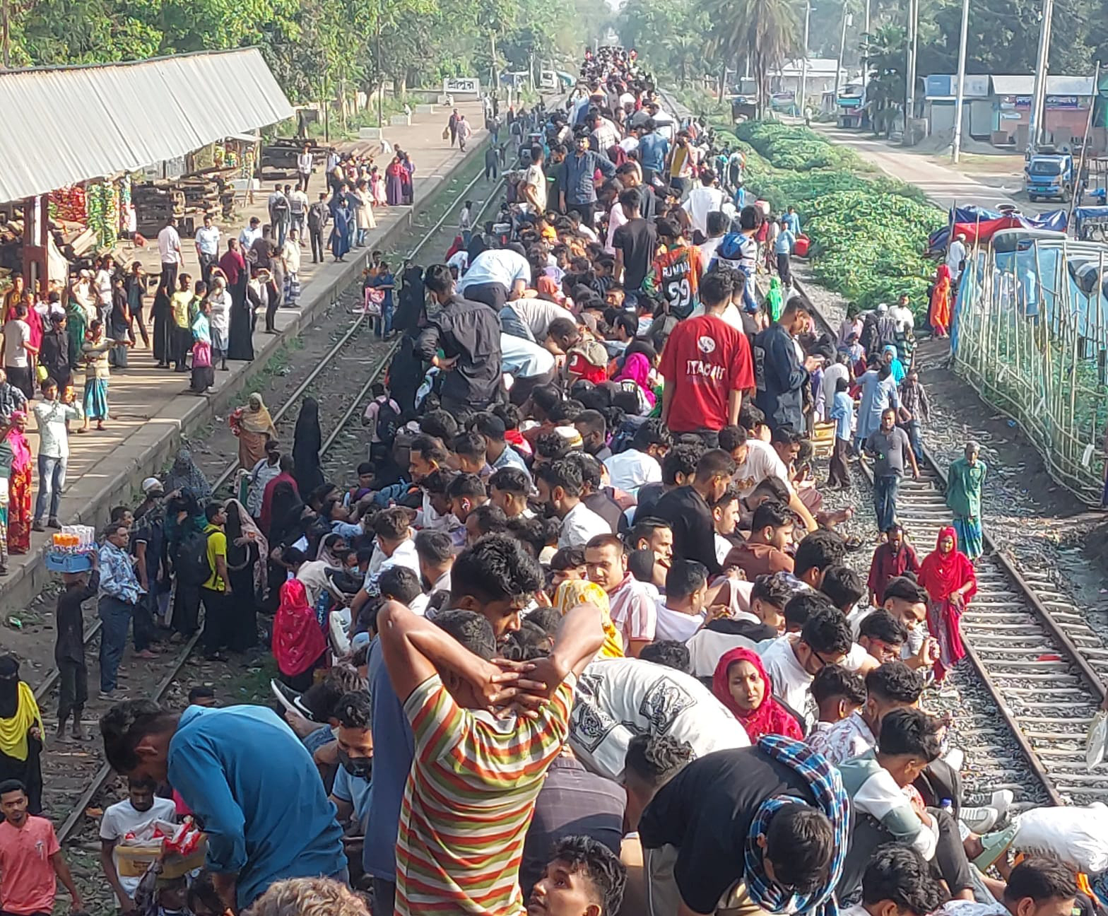 ছুটির তৃতীয় দিনেও ট্রেনের ছাদে তিল ঠাঁই নেই, মই বেয়ে উঠে বাড়িতে রওনা