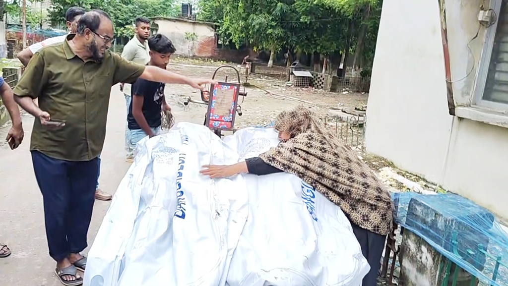 ফুটবল ম্যাচ দেখে বেড়াতে বেরিয়ে সড়ক দুর্ঘটনায় প্রাণ গেল দুই যুবকের