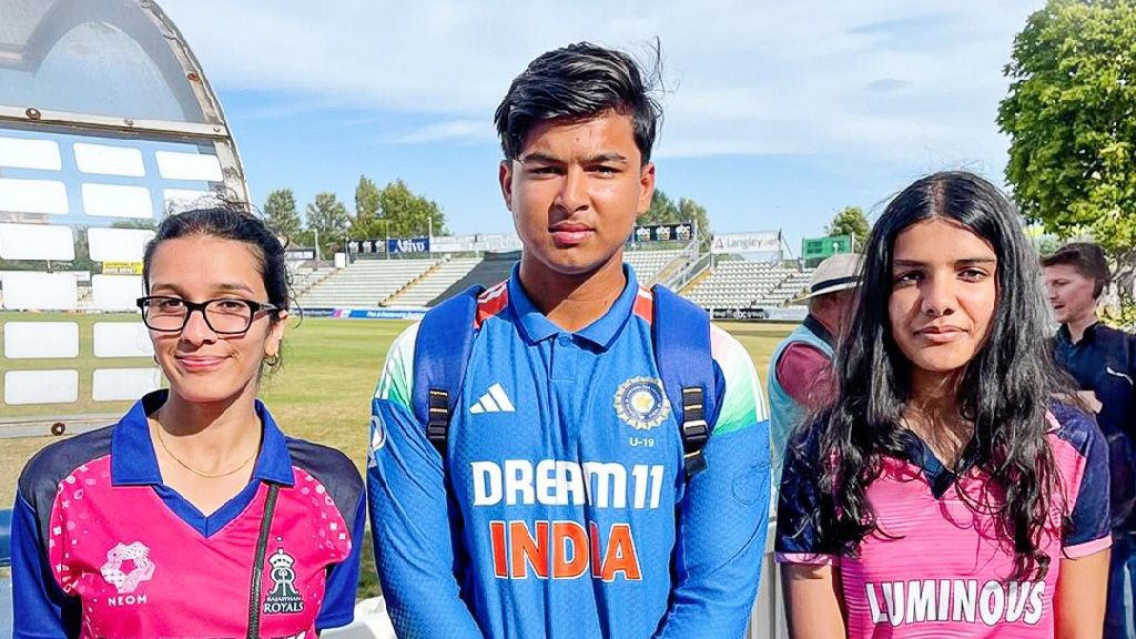 ভারতীয় তরুণ ক্রিকেটারকে দেখতে মেয়েরা এত ‘পাগল’