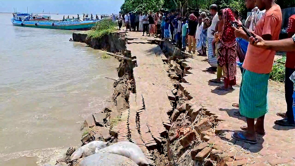 শরীয়তপুরে হাজার কোটি টাকায় নির্মাণাধীন তীর রক্ষা প্রকল্পে ভাঙন, বিলীন ২০০ মিটার