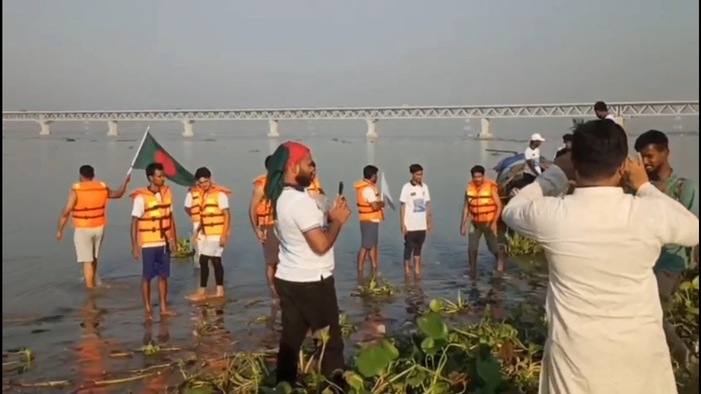 ভোলা-ঢাকা পদযাত্রা: পদ্মা সেতুতে বাধা পেয়ে সাঁতরে নদী পাড়ির চেষ্টা, অসুস্থ ৩ শিক্ষার্থী