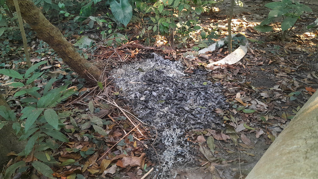 শরীয়তপুরে মুক্তিযোদ্ধার কবরস্থানে আগুন দেওয়ার অভিযোগ