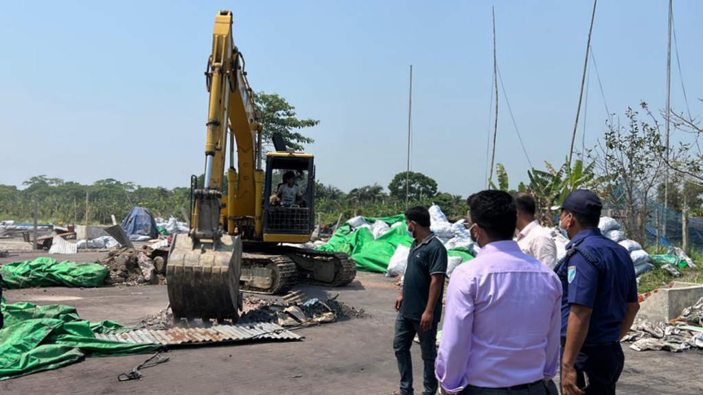 শরীয়তপুরে অবৈধ সিসা তৈরির কারখানা গুঁড়িয়ে দিলেন ভ্রাম্যমাণ আদালত