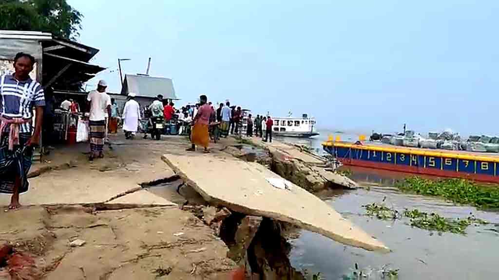 শরীয়তপুরে দেড় হাজার কোটি টাকার বাঁধে ধস, পদ্মায় বিলীন ৪০ মিটার