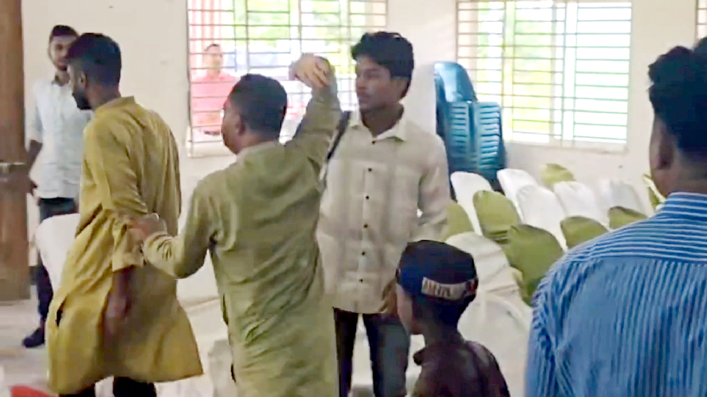 রাষ্ট্রীয় সংবর্ধনা অনুষ্ঠান থেকে দুই জুলাই যোদ্ধাকে লাঞ্ছিত করে বের করে দেওয়ার অভিযোগ