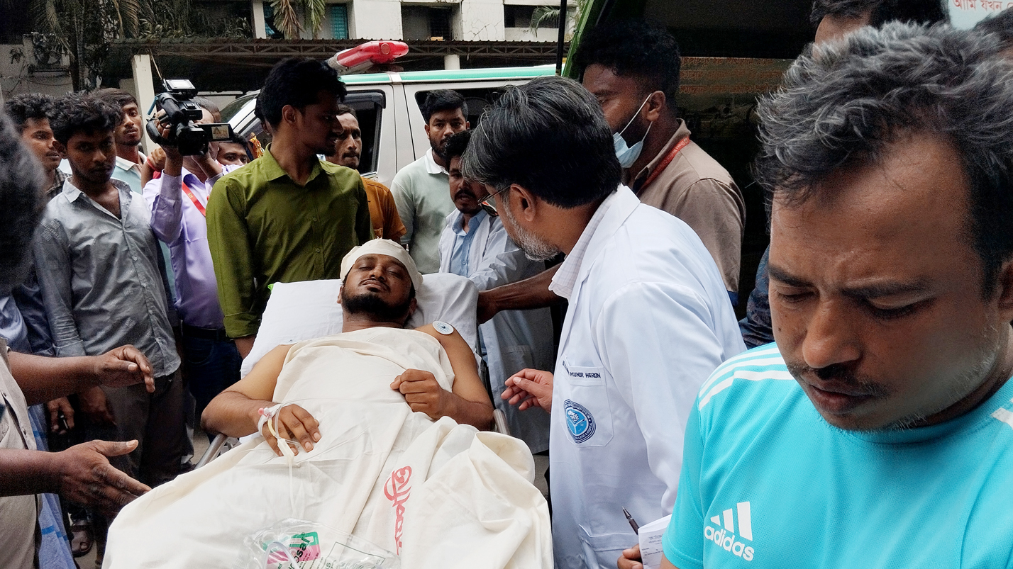 শরীয়তপুর সদর হাসপাতালে মারধরের শিকার ডা. নাসির ঢামেকে ভর্তি, অবস্থা স্থিতিশীল