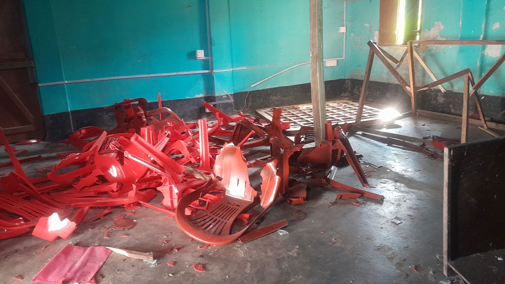 শরীয়তপুরে ছাত্রদল-এনসিপি সংঘর্ষের পর এনসিপির কার্যালয় তছনছ, বাড়িঘরে হামলা-ভাঙচুর