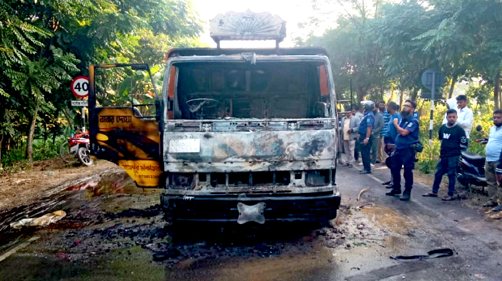 পদ্মা সেতুর সামনে এক্সপ্রেসওয়েতে চিনির ট্রাকে অগ্নিসংযোগ, কার্যক্রম নিষিদ্ধ আ.লীগের মিছিল