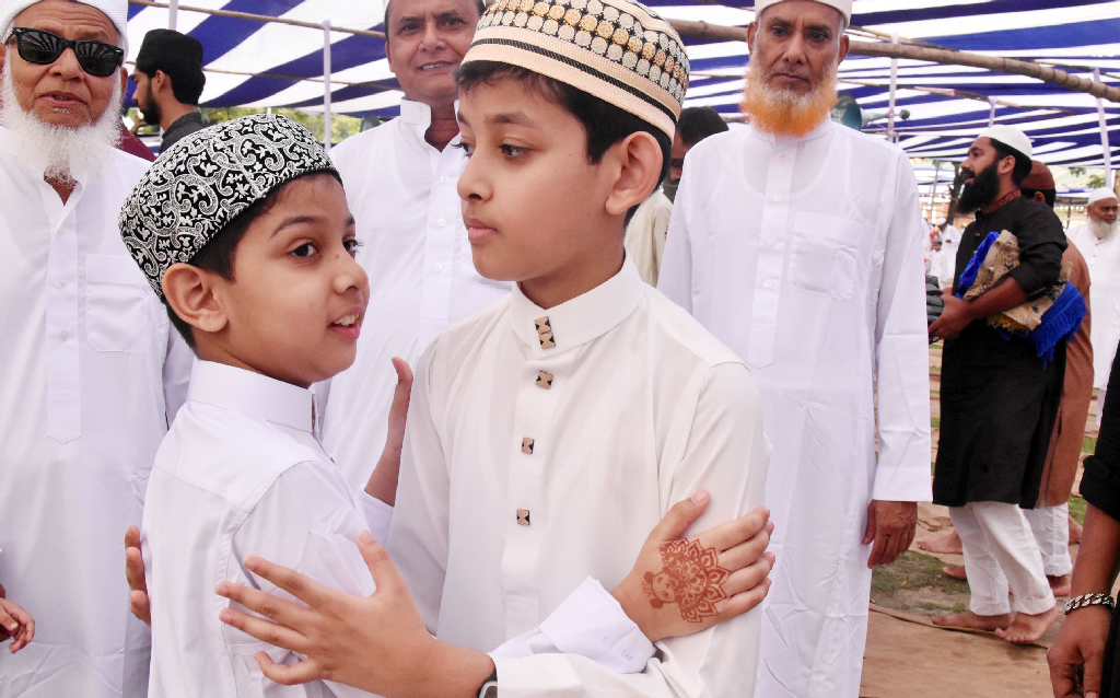 রাজশাহীর কেন্দ্রীয় ঈদগাহ মাঠে পবিত্র ঈদুল আজাহার নামাজ আদায় শেষে শিশুরা কোলাকুলি করছে। আজ সকালে পাঠানপাড়া এলাকায়। ছবি: মিলন শেখ