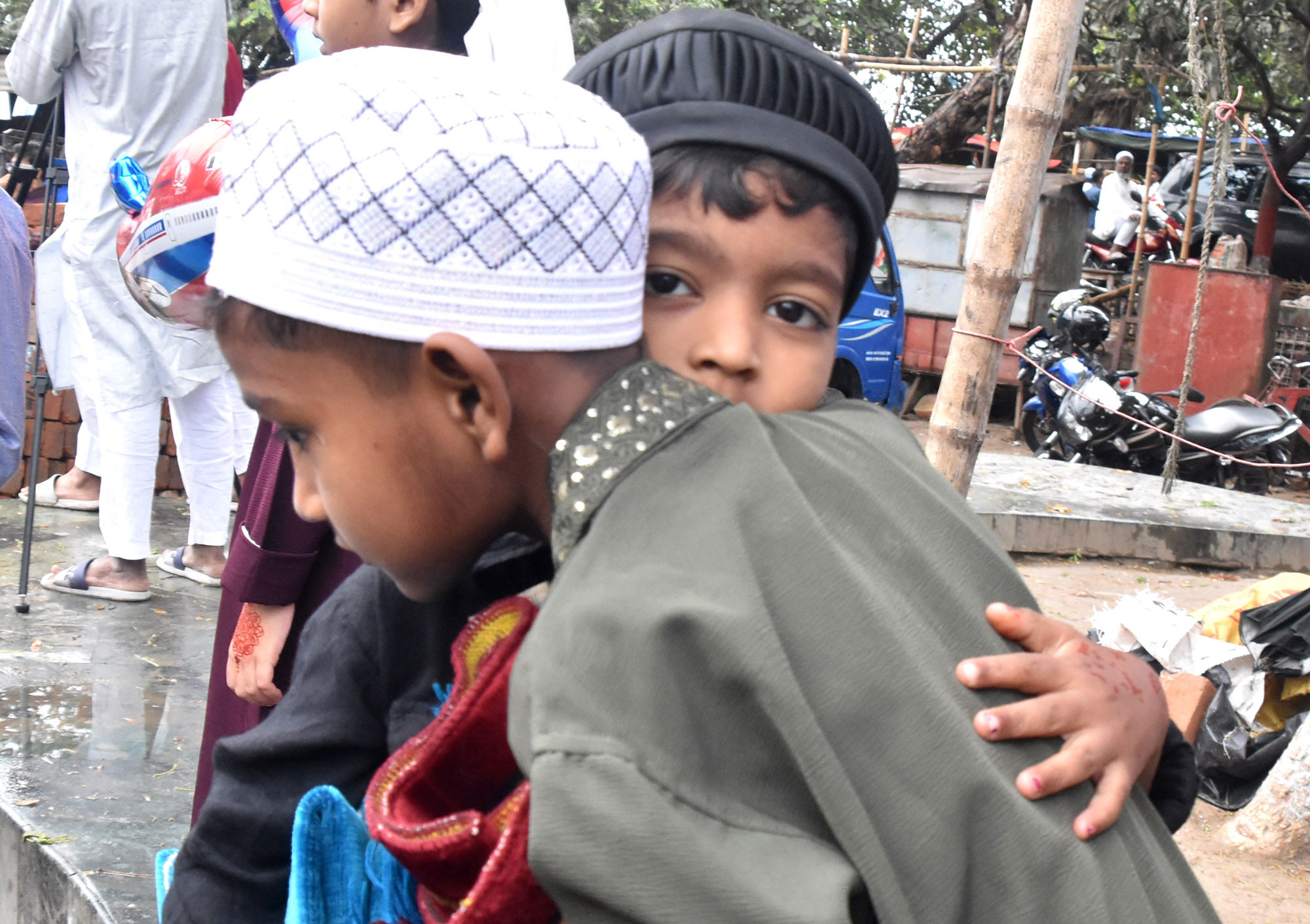 ঈদের নামাজ শেষে কোলাকুলি করছে দুই শিশু। রাজশাহী নগরীর শাহ মখদুম রূপোশ দরগাপাড়া থেকে তোলা। ছবি: মিলন শেখ