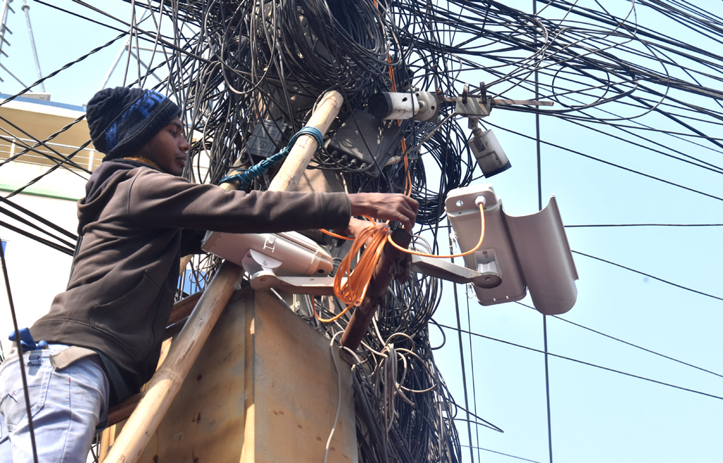 ২০২৪ সালে গণ-অভ্যুত্থান চলার সময় রাজশাহী শহরে আরএমপি পুলিশের ক্লোজ সার্কিট (সিসি) ক্যামেরাগুলো ভাঙচুর করা হয়েছিল। এতে সিসি ক্যামেরাগুলো অকার্যকর হয়ে পড়ে। শহরের বিভিন্ন জায়গায় চুরি, ছিনতাইসহ বিভিন্ন অপকর্ম বেড়েই চলছে। অপরাধ নিয়ন্ত্রণে আরএমপি পুলিশ শহরে নতুন করে সিসি ক্যামেরা বসানোর কাজ শুরু করেছে। আজ দুপুরের নগরী আলুপট্টি মোড় থেকে তোলা। ছবি: মিলন শেখ