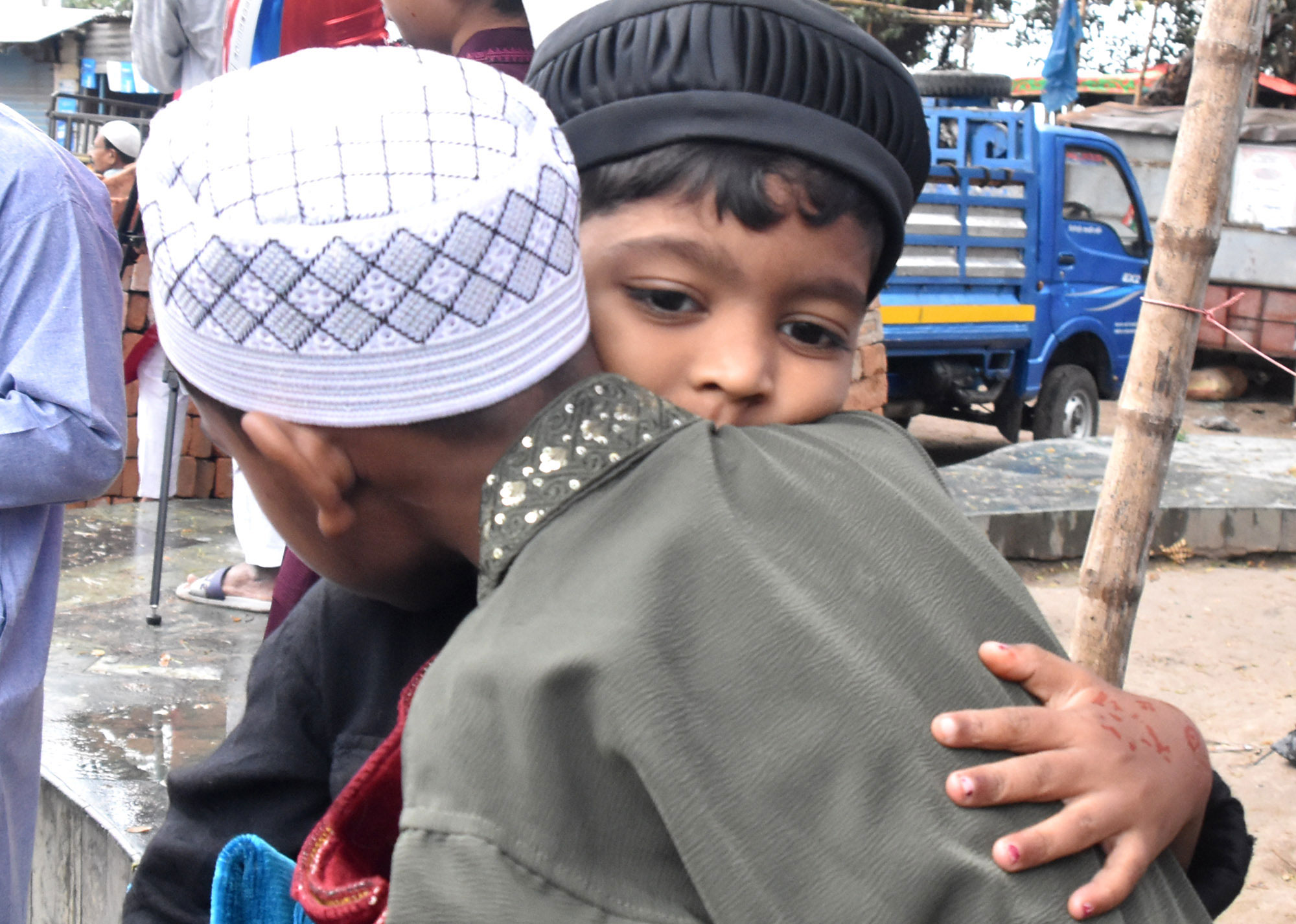 ঈদের নামাজ শেষে কোলাকুলি করছে দুই শিশু। রাজশাহী নগরীর শাহ মখদুম রূপোশ দরগাপাড়া থেকে তোলা। ছবি: মিলন শেখ