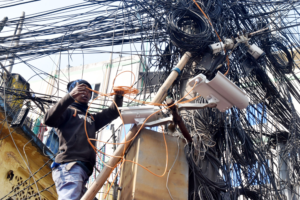 ২০২৪ সালে গণ-অভ্যুত্থান চলার সময় রাজশাহী শহরে আরএমপি পুলিশের ক্লোজ সার্কিট (সিসি) ক্যামেরাগুলো ভাঙচুর করা হয়েছিল। এতে সিসি ক্যামেরাগুলো অকার্যকর হয়ে পড়ে। শহরের বিভিন্ন জায়গায় চুরি, ছিনতাইসহ বিভিন্ন অপকর্ম বেড়েই চলছে। অপরাধ নিয়ন্ত্রণে আরএমপি পুলিশ শহরে নতুন করে সিসি ক্যামেরা বসানোর কাজ শুরু করেছে। আজ দুপুরের নগরী আলুপট্টি মোড় থেকে তোলা। ছবি: মিলন শেখ