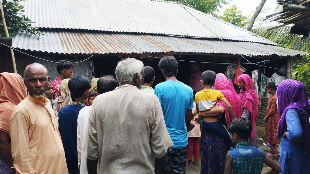 ঘরে ঘুম পাড়িয়ে রেখে যায় মা, পরে নদীর তীরে মিলল শিশুর লাশ