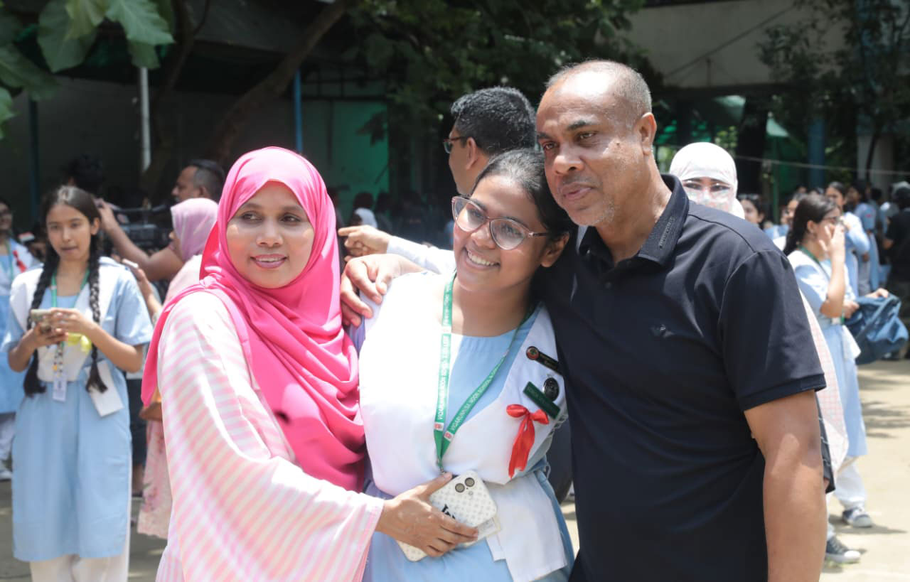 এসএসসি ও সমমানের পরীক্ষার ফল প্রকাশ হলো আজ। কাঙ্ক্ষিত ফল পেয়ে উচ্ছ্বসিত শিক্ষার্থীরা। রাজধানীর ভিকারুননিসা নূন স্কুল অ্যান্ড কলেজ প্রাঙ্গণে আনন্দ-উচ্ছ্বাসে মেতে ওঠে তারা। ছবি: মেহেদী হাসান