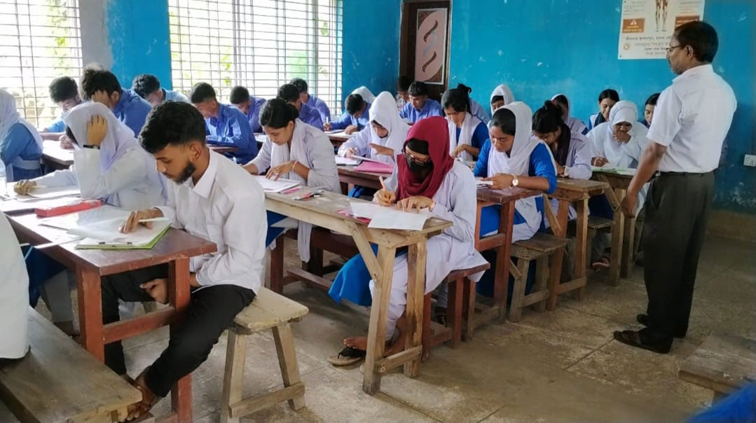 অবশেষে পরীক্ষায় বসল রাতে আন্দোলন করা সেই তিন প্রতিষ্ঠানের পরীক্ষার্থীরা