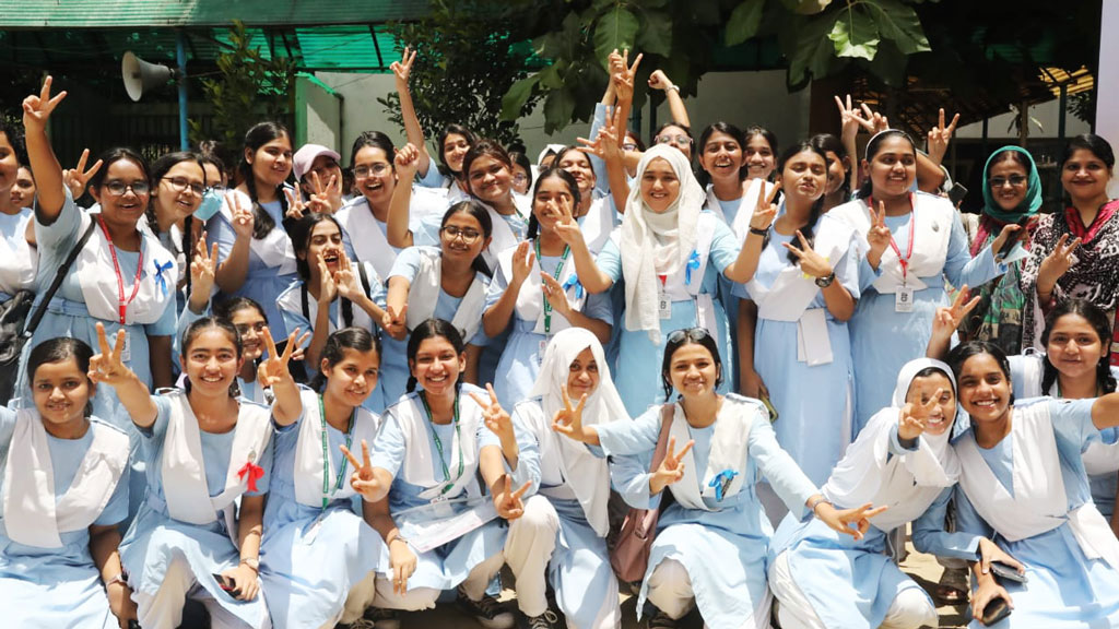 এসএসসি ও সমমানের ফল: পাসের হার কমে ৬২%, ফলাফলে এগিয়ে মেয়েরা